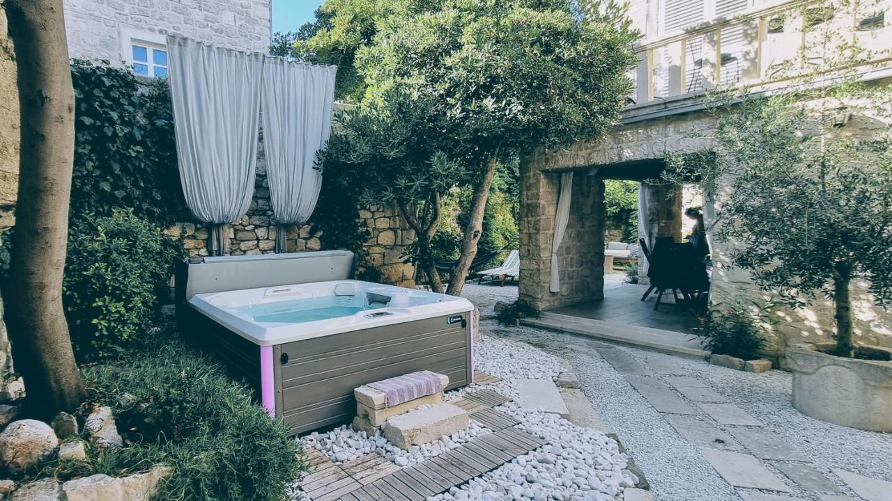 Rector'S Villa - Charming Retreat In Old Town With Jacuzzi In Private Courtyard Rab Town Esterno foto