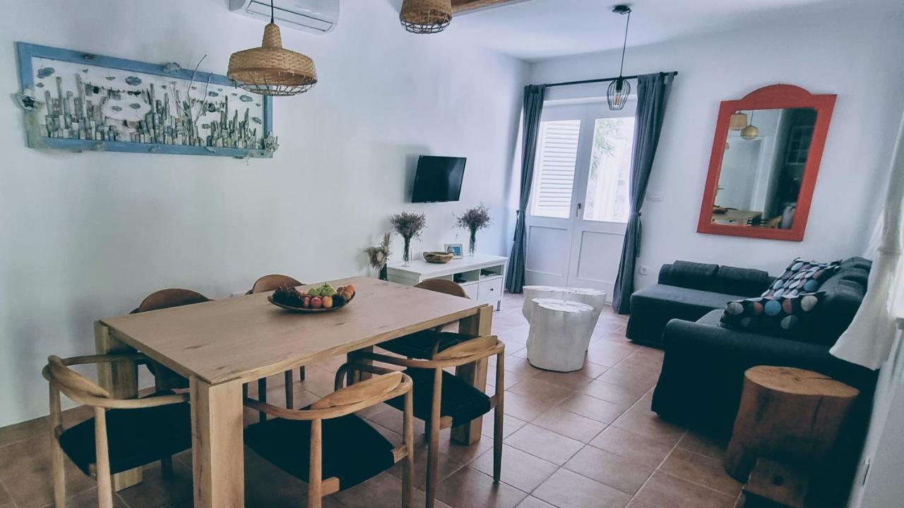 Rector'S Villa - Charming Retreat In Old Town With Jacuzzi In Private Courtyard Rab Town Esterno foto