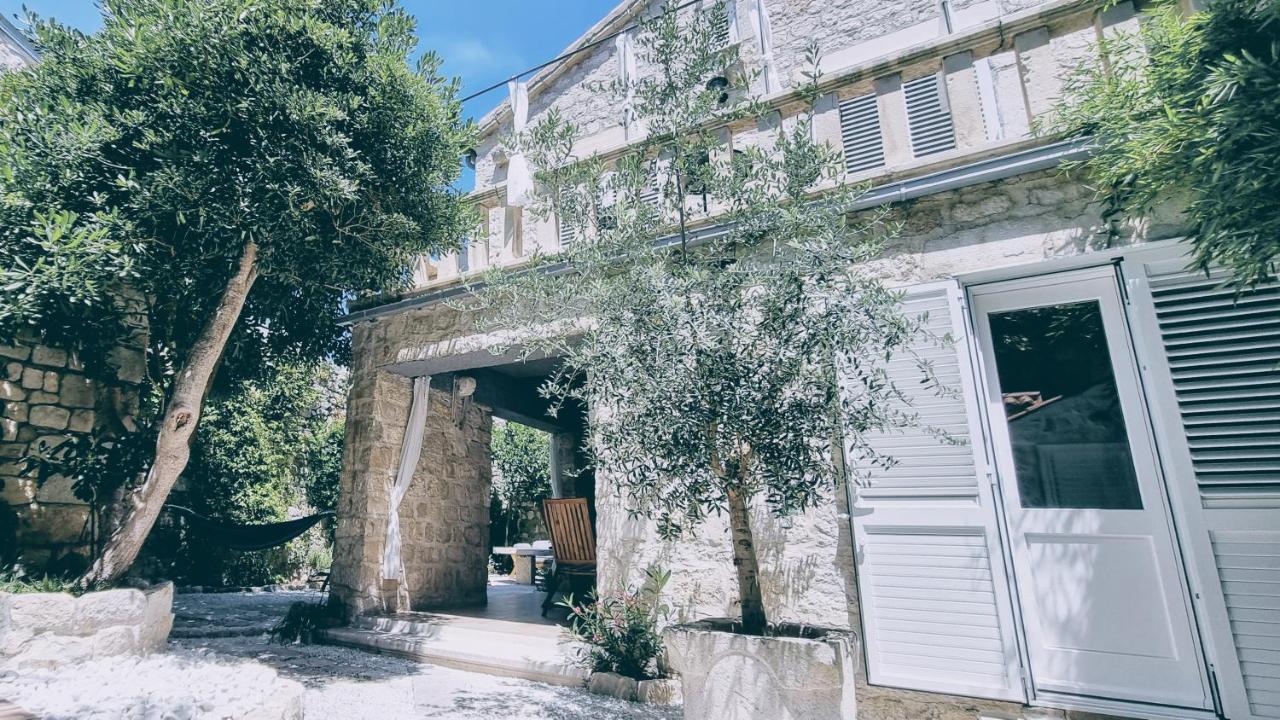 Rector'S Villa - Charming Retreat In Old Town With Jacuzzi In Private Courtyard Rab Town Esterno foto