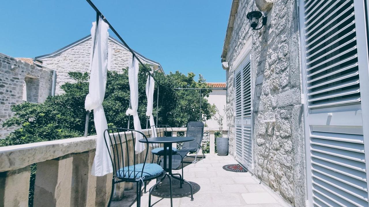 Rector'S Villa - Charming Retreat In Old Town With Jacuzzi In Private Courtyard Rab Town Esterno foto
